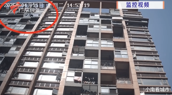 驰盈策略 事发在成都一小区内, 31岁男子在家被带走