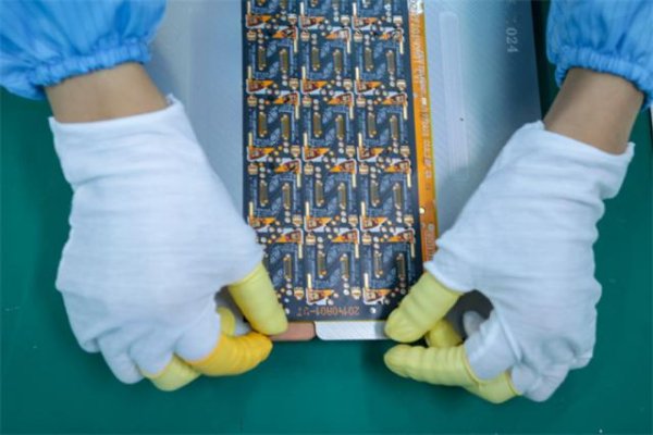 满盈网配资 供货三星、京东方的半导体大厂破产清算，实控人李晓华另一企业半年前IPO失败