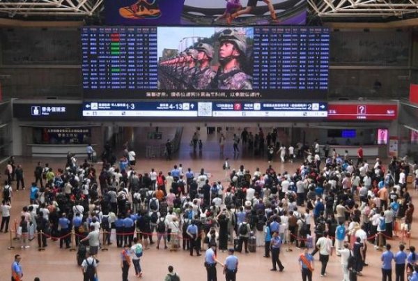 诚信双盈配资 大屏转播阅兵 路人纷纷驻足 共庆祖国强大